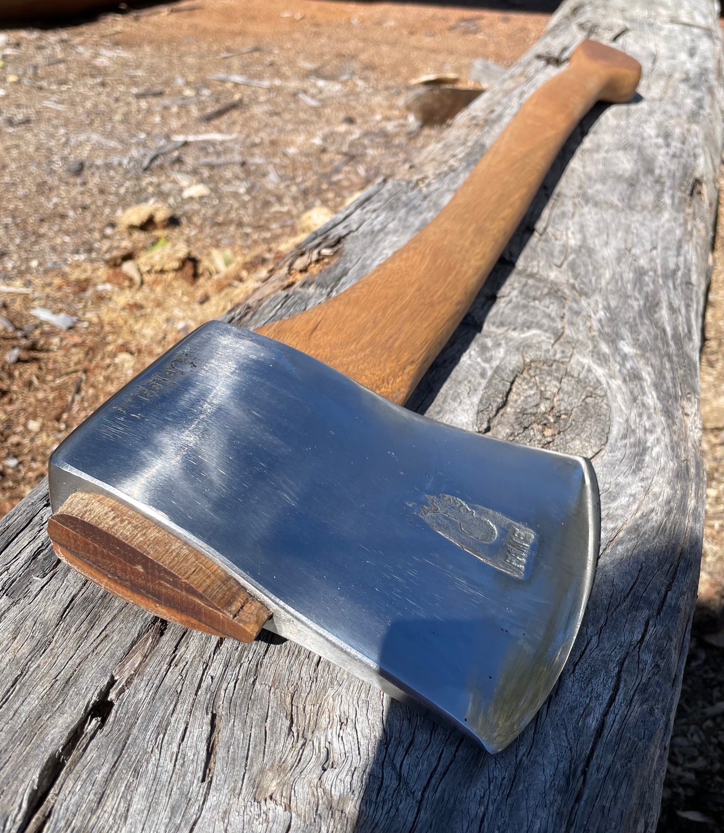 RA052 Reconditioned Fame 4lb axe 700mm spotted gum handle