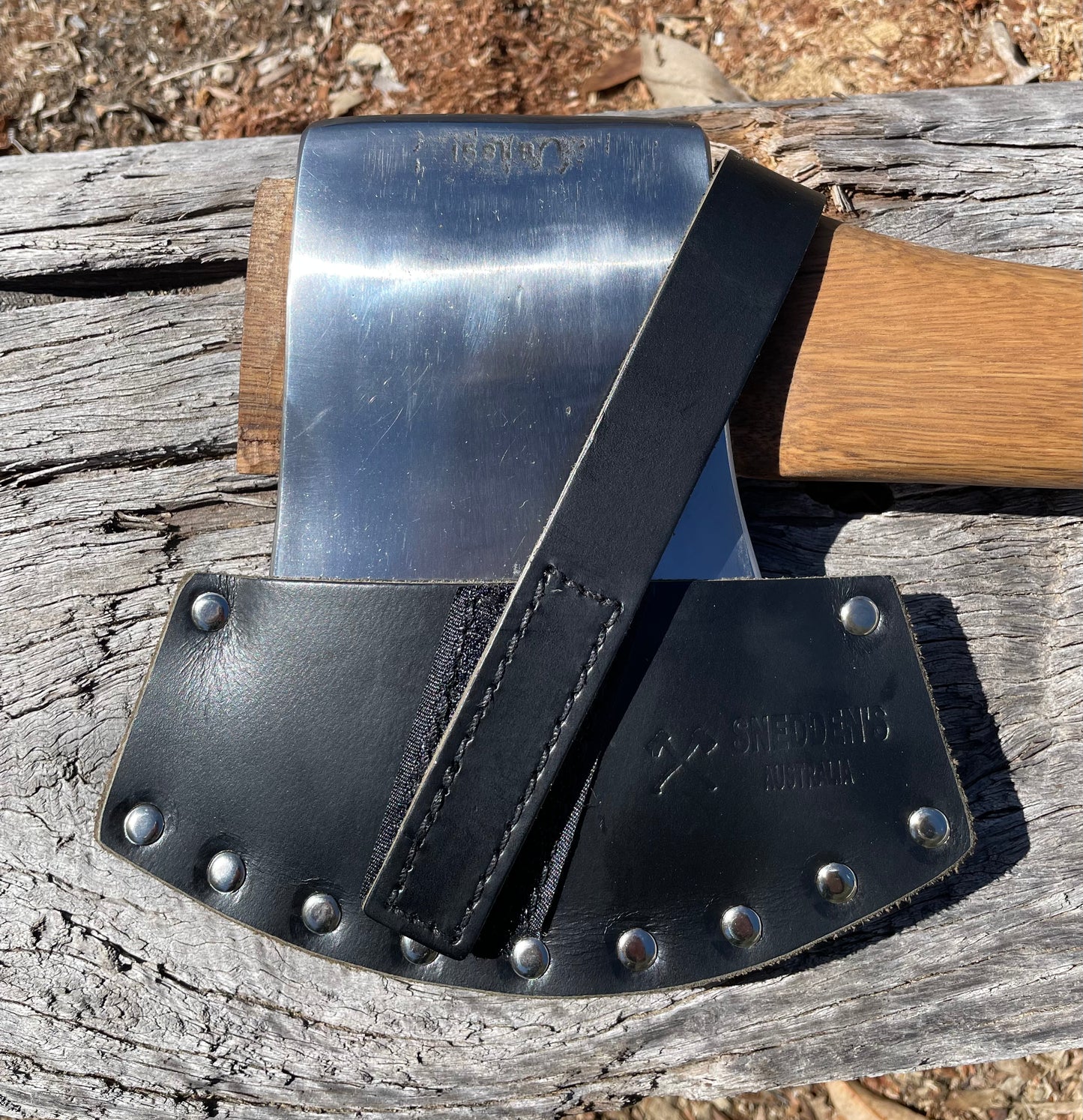 RA052 Reconditioned Fame 4lb axe 700mm spotted gum handle