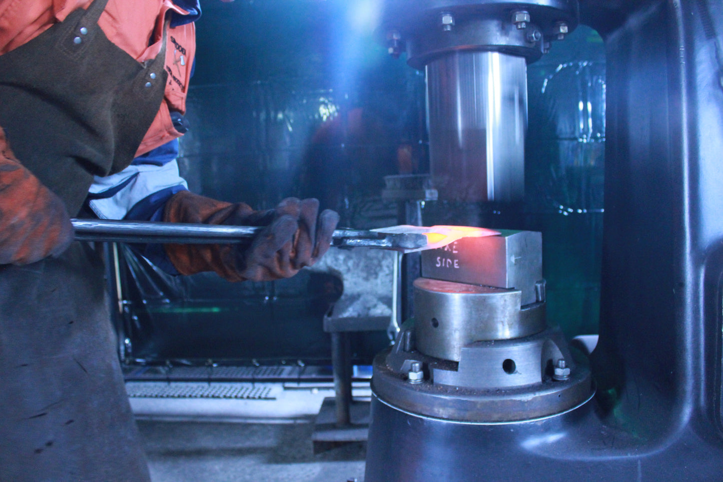 Series 3 Knockabout Axe with 700mm spotted gum handle 2.1kg. including leather cover